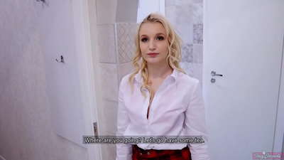 Mladá študentka podvádza svojho priateľa s jeho priateľom | POV a vyvrcholenie v jej kundičke!